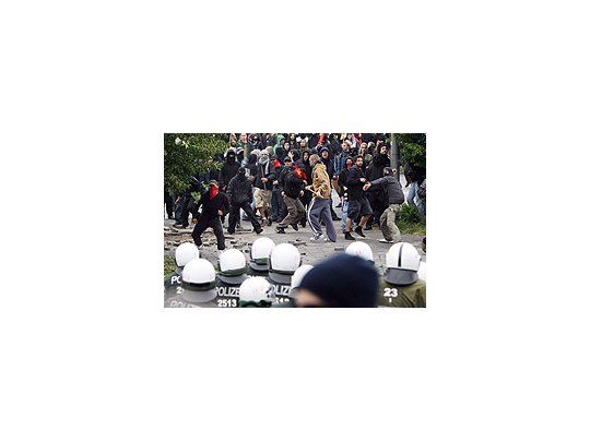 Alemania: 150 policías heridos en masiva protesta contra cumbre del G8