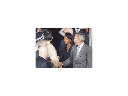 George W.Bush y susecretariade Estado,CondoleezzaRice,ayer alllegar aAustralia,dondeparticiparánde lareunión delForo deCooperaciónAsia-Pacífico. Elpresidenteanunciaráen breveuna primerareducciónde tropas enIrak.