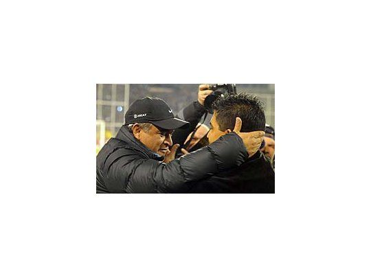 Claudio Borghi saluda a Omar Asad.