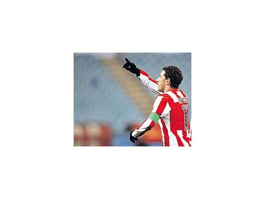 Maxi Rodríguez festeja su gol, el segundo del Atlético que le dio la clasificación al equipo madrileño a octavos de la Liga de Campeones.
