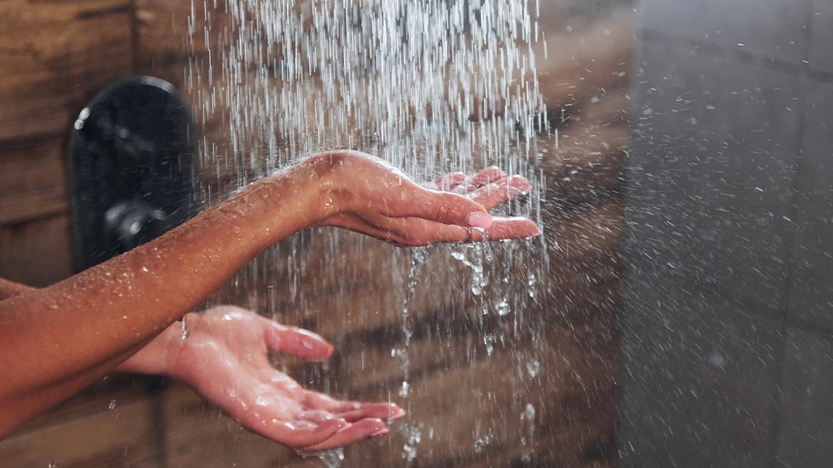 Chau rough elbows: the best shower object to remove scratch skin, according to experts