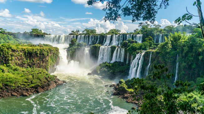 El aumento en el caudal de las cataratas se debe a las fuertes lluvias que han azotado la región en las últimas semanas.