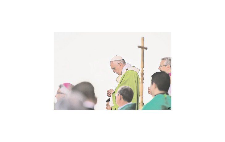 ámbito.com | El papa Francisco ayer, en el enorme predio de Ñu Guazú (“campo grande”), donde ofició misa para un millón de fieles. A diferencia de otros tramos de su gira, privilegió allí el mensaje pastoral por encima del social.
