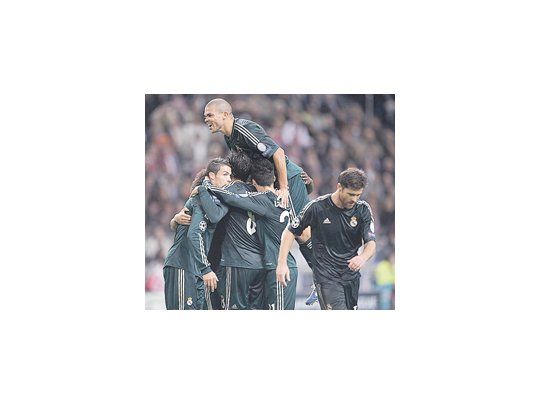 Todos abrazan a Cristiano Ronaldo, autor de tres de los cuatro goles con los que Real Madrid venció de visitante a Ajax.