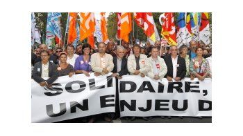 Una imponente columna liderada por los principales dirigentes sindicales partió de la Plaza de la República, a primera hora de la tarde detrás de una enorme pancarta que rezaba Jubilaciones solidarias, empleos, salarios, un problema social.