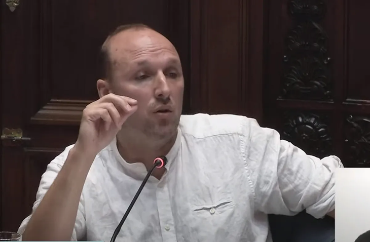 Sebastián Sabini, senator for the Broad Front, launched the proposal on bottled water. Sebastián Sabini, senator for the Broad Front, launched the proposal on bottled water.