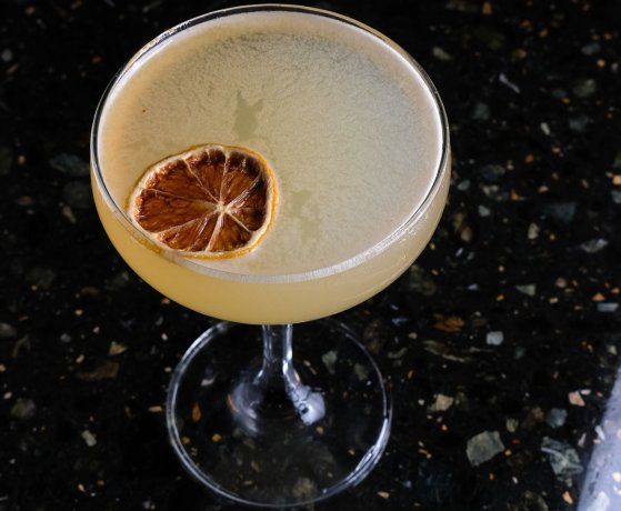In their fresh and seasonal cocktails, there is the New Continental, a creation based on vodka, lemon, elderberry and a little sparkling wine. In their fresh and seasonal cocktails, there is the New Continental, a creation based on vodka, lemon, elderberry and a little sparkling wine.