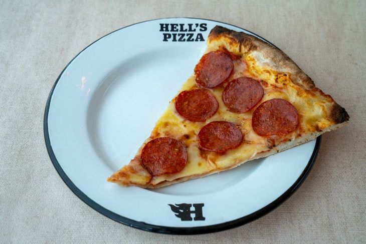 La pizzería importo el estilo slice y sabores como el pepperoni. La pizzería importo el estilo slice y sabores como el pepperoni.