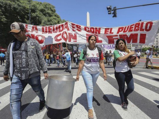 Organizaciones marchan en repudio a la llegada del FMI.