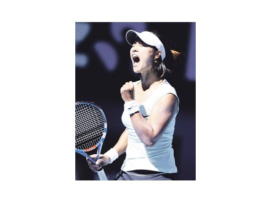 Incrédula, Na Li festeja su triunfo ante Wozniacki. La china está a un paso de consagrarse en Australia y hacer historia para su país.