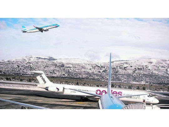 Vuelos. El aeropuerto de la ciudad operó normalmente durante todo el día de ayer, lo que permitió que despegaran y aterrizaran todos los vuelos. Así, se marcharon los últimos pasajeros que permanecían varados.