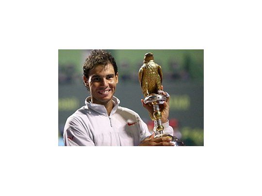 Nadal y el bello trofeo de Doha.