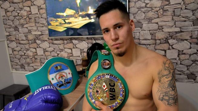 Dejó el boxeo, el cuál es una tradición en su familia, para dedicarse a la música.