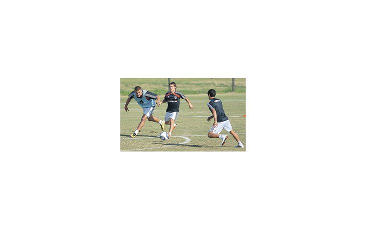Diego Buonanotte en acción. El «Enano» se quedaría fuera del superclásico porque López prefiere a Lanzini y a Funes Mori.