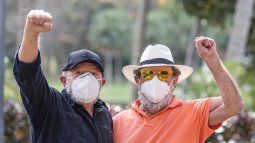Lula junto al escritor Fernando Morais, tras haber superado al coronavirus en Cuba.&nbsp;