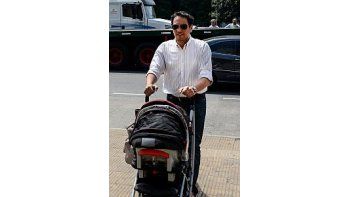 Juan Cabnadié llegó a los tribunales con su pequeño hijo Guido Néstor.
