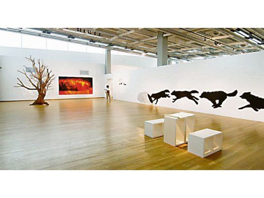 Poéticas políticas. Una de las salas en el Parque de la Memoria que alberga la exposición.