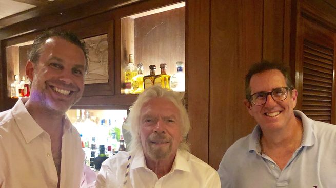 Andrés Bzurovski y Sergio Fogel, junto al fundador de Virgin Group, Richard Branson.