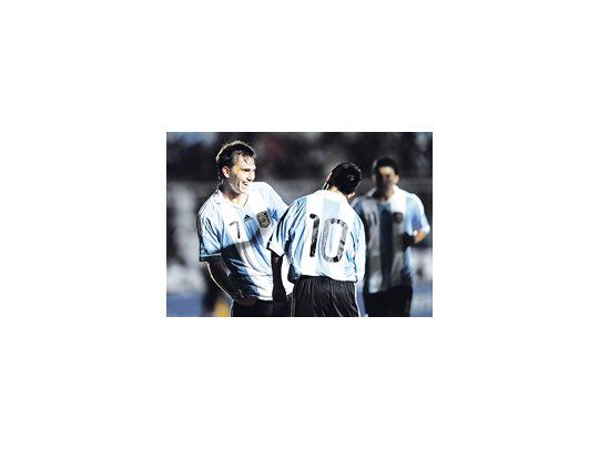 Mouche celebra con Moralez el segundo gol de Argentina.