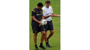 Pedido. Riquelme no se quiere perder ningún partido de Boca y se lo comunica a Falcioni.