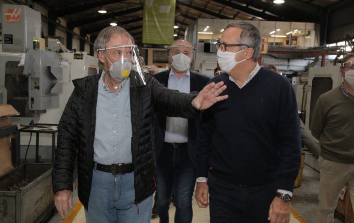 Avance. El gobernador Schiaretti, al recorrer una fábrica de bombas hidráulicas, dijo que pronto todas las industrias estarán trabajando.