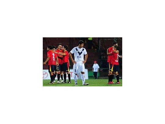 Los jugadores de Unión Española festejan la victoria mientras Sebastián Domínguez se lamenta por una nueva derrota.
