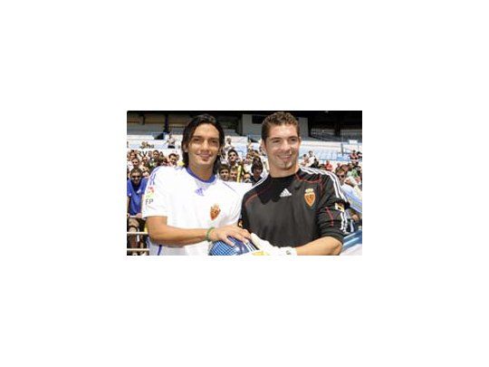 Carrizo junto al colombiano Aguilar. Gentileza sitio oficial Real Zaragoza.