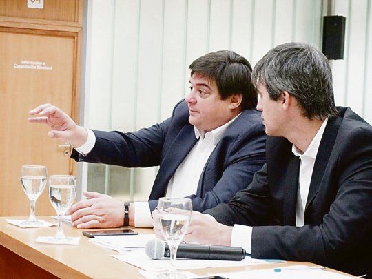 apuntados. Rodrigo Conte Grand (DINE) y Adrián Pérez (Asuntos Políticos) defendieron a Smartmatic.