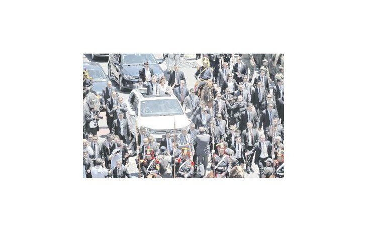 El traslado de Mauricio Macri y Juliana Awada, desde el Congreso hasta Casa de Gobierno, se hizo en una Touareg Hybrid, con techo corredizo. Es un 4x4 que cuesta $ 2,6 millones. Por su tecnología, es menos contaminante.