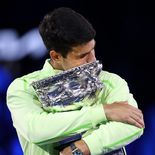 Carlos Alcaraz abraza al único trofeo de Grand Slam que le faltaba y que conquistó al vencer a Novak Djokovic: el Open de Australia. Es el tenista más jóven en conquistar los cuatro grandes. Carlos Alcaraz abraza al único trofeo de Grand Slam que le faltaba y que conquistó al vencer a Novak Djokovic: el Open de Australia. Es el tenista más jóven en conquistar los cuatro grandes.