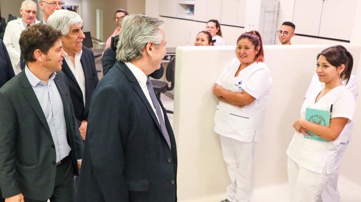 El presidente junto al gobernador Kicillof y Hugo Moyano en el recorrido por el sanatorio.&nbsp;