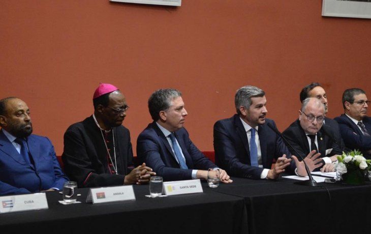 mensaje de pena a embajadores: macri va a ganar y la economia va a crecer