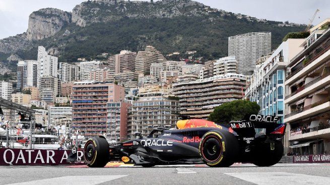 Un Red Bull Racing con Mónaco de fondo