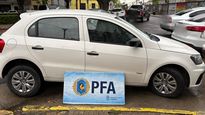 Agentes del Departamento Federal de Investigaciones de la Policía Federal realizaron el operativo en Tortuguitas, donde detuvieron a dos sospechosos y secuestraron un auto robado, una motocicleta y documentación vinculada a la maniobra delictiva.