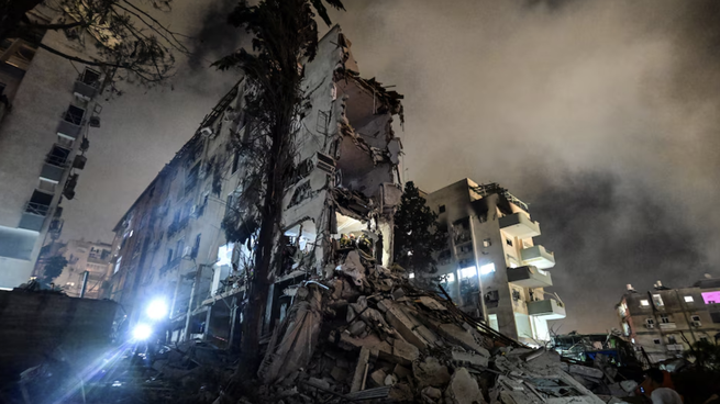 Un edificio residencial en el centro de Israel resultó alcanzado por un proyectil durante la noche.