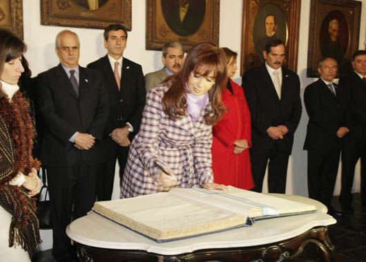 Cristina llamó a un amplio diálogo y prometió una reforma política (foto 4)