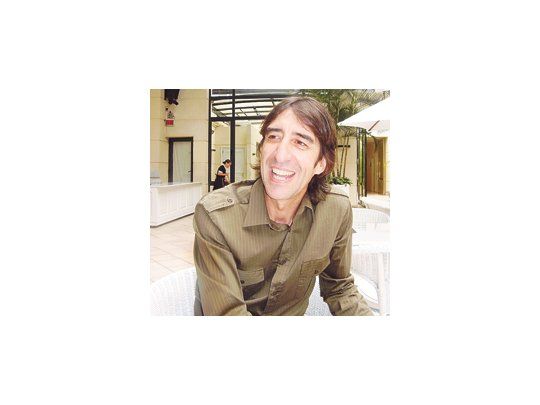 En el libro «Romper una canción», Benjamín Prado detalla cómo fue escribir con Joaquín Sabina las letras del exitoso disco «Vinagre y rosas». «Ahora yo me quedo en casa a escribir mis novelas y él va por el mundo ganando dinero para mí», dice.
