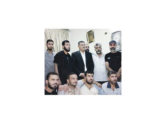 El desertor primer ministro sirio, Riad Hiyab, posó junto a rebeldes antes de fugar a Jordania.