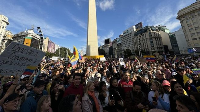 Tras la captura de Maduro, cientos de venezolanos se dirigieron al Obelisco para celebrar la noticia.