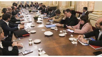 ámbito.com | Las conversaciones entre Nación y provincias se centran en cómo se hará el ajuste de las cuentas fiscales.