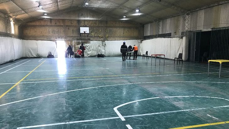 En el gimnasio cubierto a 4.000 metros de altura se organizan torneos de f&uacute;tbol, b&aacute;squet y v&oacute;ley. Tambi&eacute;n es una lugar de encuentro para las m&aacute;s de 300 personas que trabajan en F&eacute;nix.