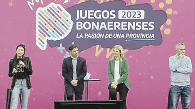 torneos. Axel Kicillof presentó ayer en Quilmes la edición número 32 de los Juegos Bonaerenses, que reúne distintas disciplinas deportivas y culturales, y aseguró que las competencias son “un instrumento para la igualdad”. “Es conmovedor ver a los pibes y pibas que participan, es algo que no se van a olvidar nunca, y tiene que ver con generar condiciones y derechos de acceso al deporte, a la diversión, al disfrute”, dijo Kicillof junto a la vicegobernadora Verónica Magario, la intendenta Mayra Mendoza, y el ministro de Desarrollo de la Comunidad, Andrés Larroque.
