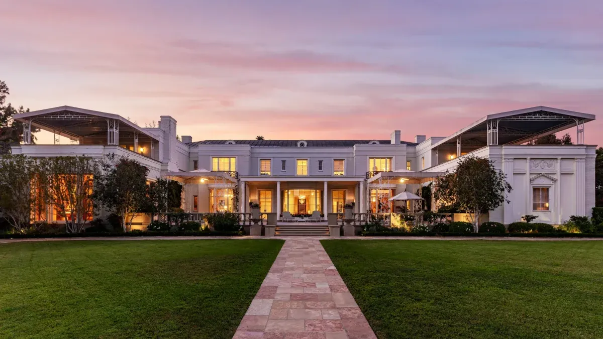 60 rooms and 18-meter pool: the “Enchanted House” is one of the most expensive mansions and is for sale