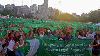 Manifestantes frente al Monumento a la Bandera, en Rosario.