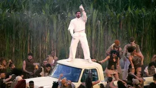 Luego de su emblemático e impactante show de medio tiempo en el Super Bowl, las reproducciones de sus canciones se dispararon en Spotify. Luego de su emblemático e impactante show de medio tiempo en el Super Bowl, las reproducciones de sus canciones se dispararon en Spotify.