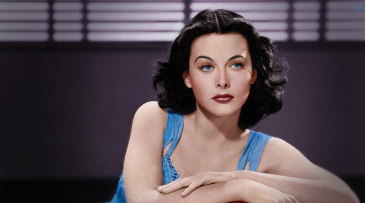 La historia de Hedy Lamarr demuestra que la innovación no conoce de géneros ni fronteras. Su legado sigue vigente, recordándonos que el ingenio puede encontrarse en los lugares más inesperados, incluso en el brillo de una estrella de Hollywood.  