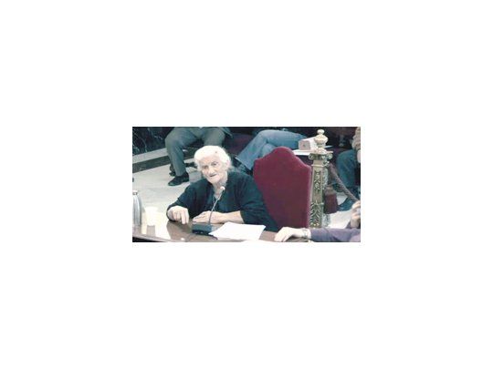 María Martín López, de 81 años, fue una de las víctimas del franquismo que declararon ayer a favor de Baltasar Garzón ante el Tribunal Supremo español. «¿Quieren que esperemos 75 años más» para obtener justicia?, preguntó. El proceso al otrora «superjuez» mutó en una impugnación a la Ley de Amnistía de 1977.