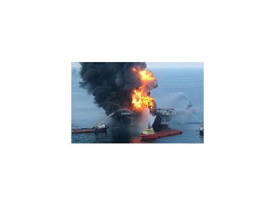 La explosión de varias plataformas pone en la mira la seguridad de las petroleras.