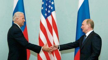Joe Biden y Vladímir Putin, en un encuentro duranta 2011, cuando el primero era vicepresidente de la administración de Barack Obama.