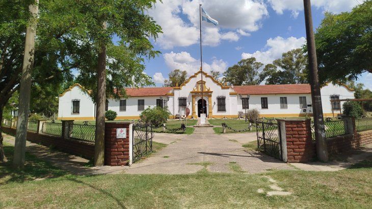 Tiene grandes espacios verdes para disfrutar al aire libre y construcciones pintorescas. Tiene grandes espacios verdes para disfrutar al aire libre y construcciones pintorescas.